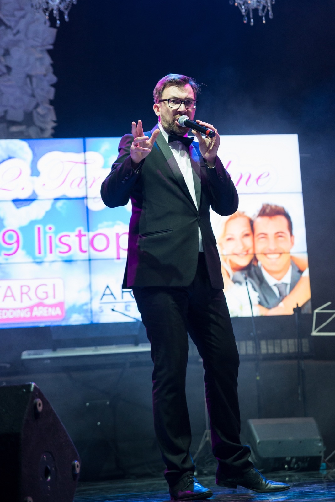 Marcin Jarczyński prowadzi galę na scenie jako konferansjer