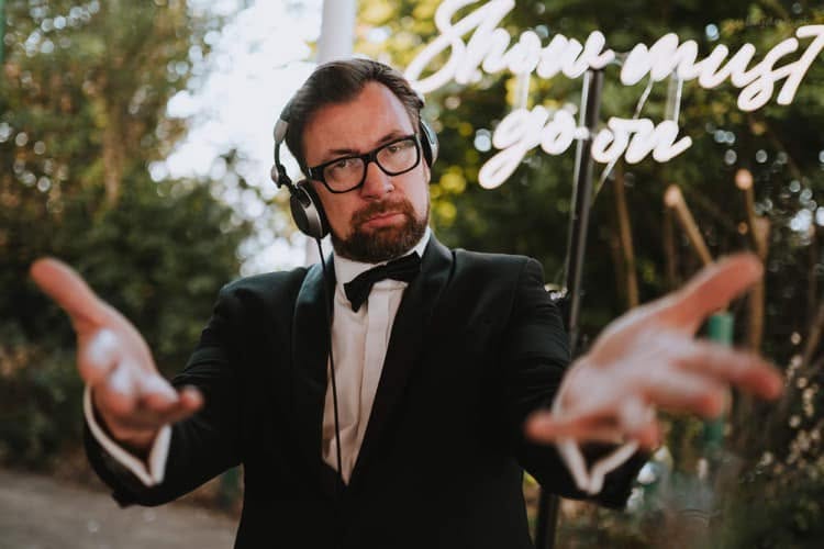 Marcin Jarczyński jako DJ podczas przyjęcia w plenerze